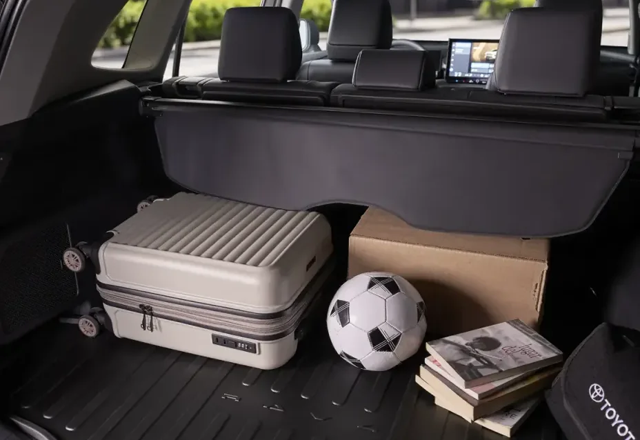 Baúl de la RAV4 2026 con maletas y equipaje