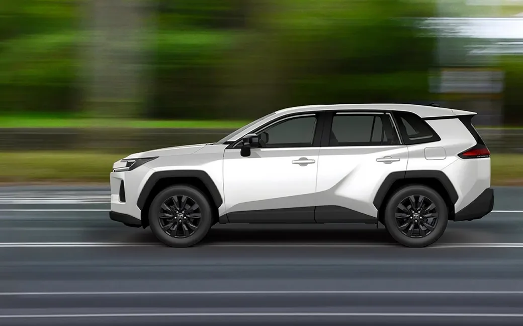 RAV4 2026 blanca en movimiento por carretera