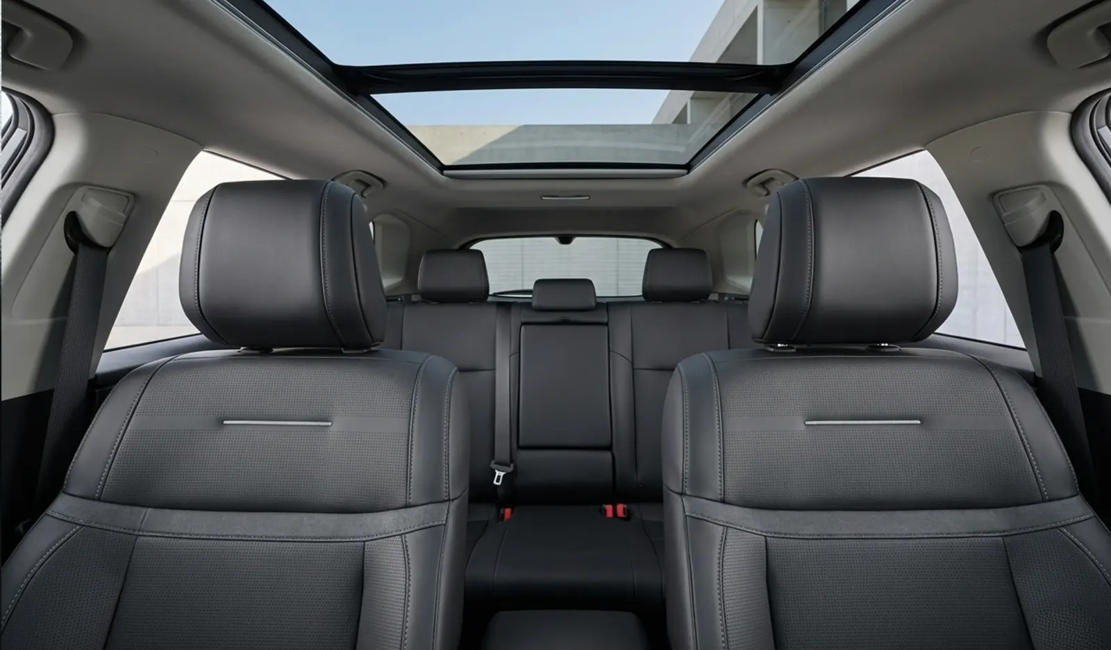 Cabina de la RAV4 2026 vista desde atrás, con techo panorámico