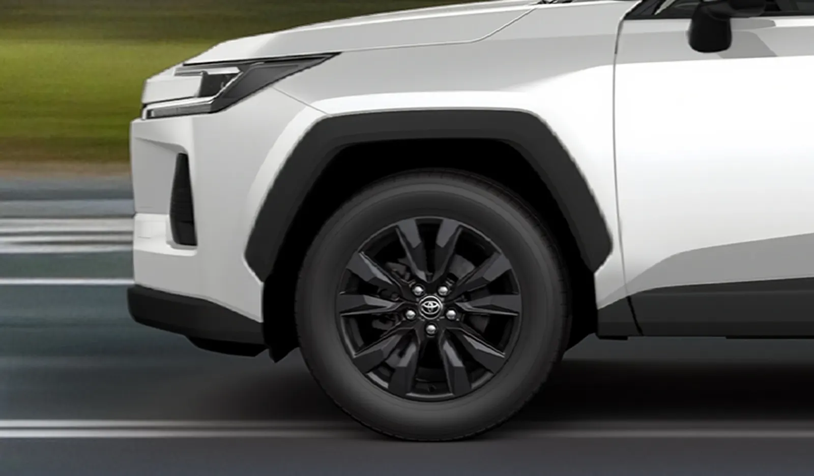 Detalle frontal y rin de la RAV4 2026 blanca en movimiento