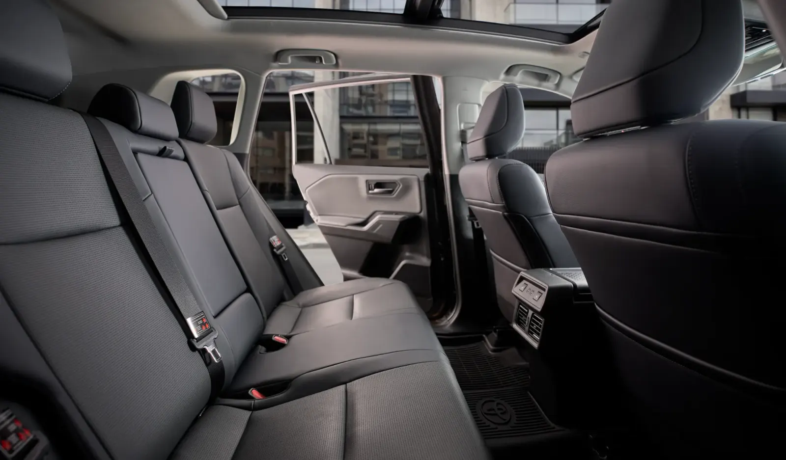 Asientos traseros con techo panorámico de la RAV4 2026