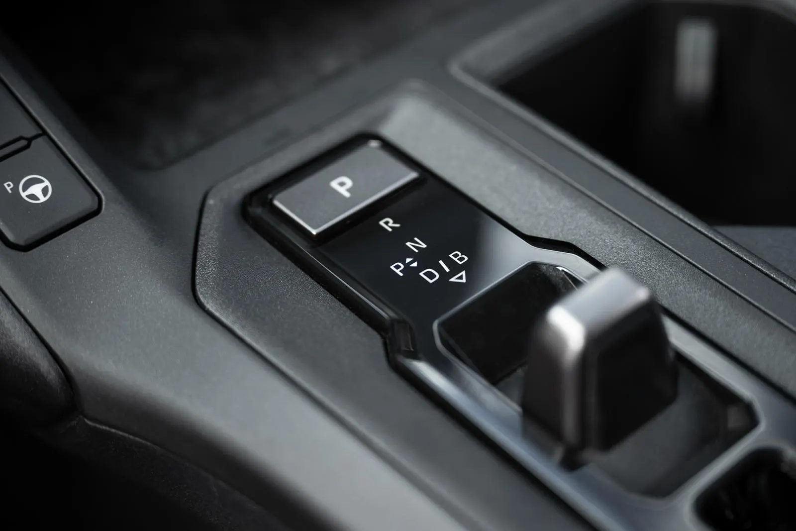 Selector de cambios e-CVT y materiales de la consola